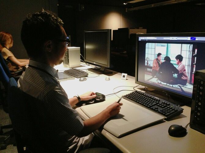 最新のデジタル技術で修復される小津安二郎監督のカラー作品『お早よう』。技術者が手作業で傷などを取り除く＝2013年8月7日、東京都品川区
