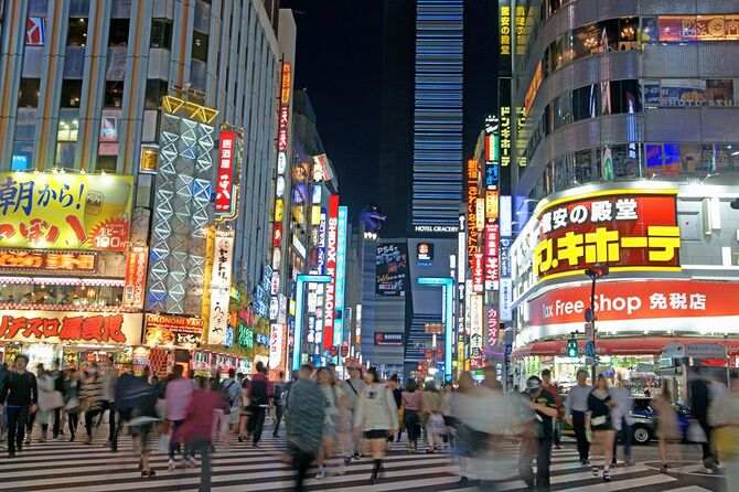ゴジラのオブジェと歌舞伎町の夜景＝2015年5月6日、東京都新宿区
