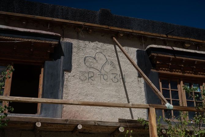 外壁に刻まれた3H