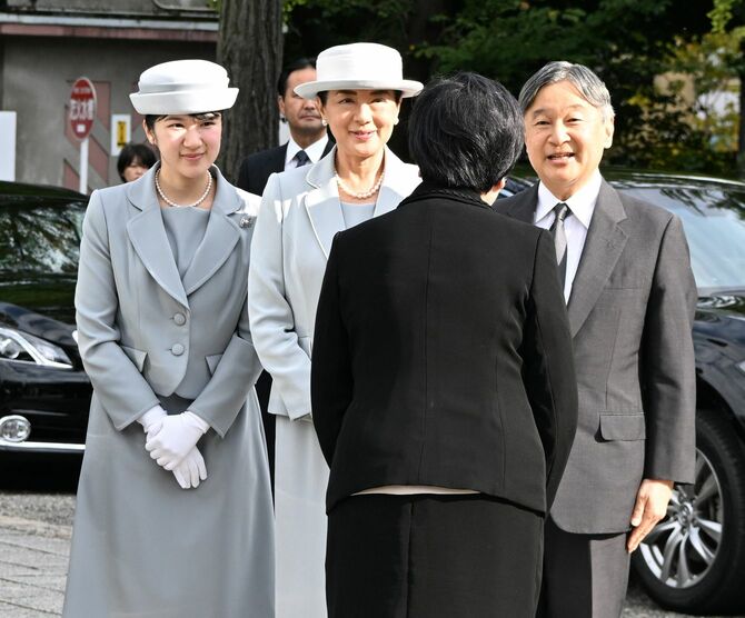 東京都慰霊堂に到着し、小池百合子都知事(手前)の出迎えを受けられる天皇、皇后両陛下と長女愛子さま