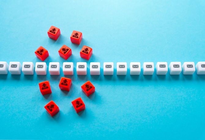 通信を傍受して脅迫するスパイのイメージ