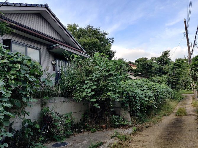 家屋や宅地の使い捨てほど不経済な話もない気もするが、今現在分譲されている宅地も、今後ははたしてどうなるのか。（千葉県八街市滝台）