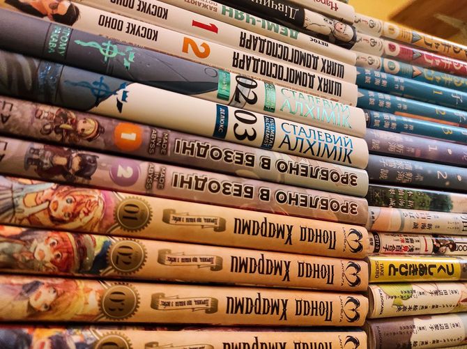 日本のマンガ本が山積みになっている