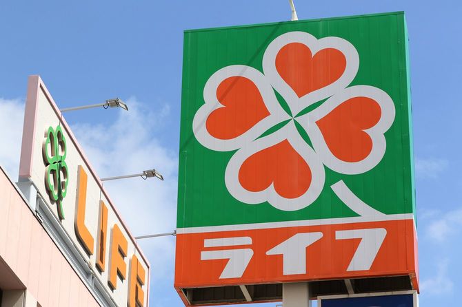ライフの看板、ロゴ。=2023(令和5)年7月25日、日本