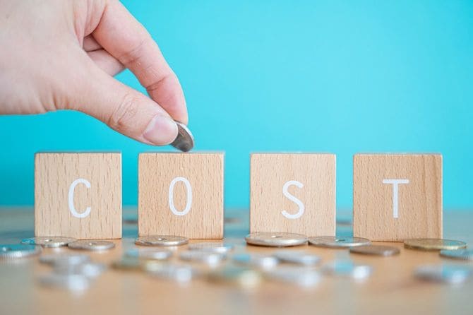 コストと書かれた木製ブロックと小銭