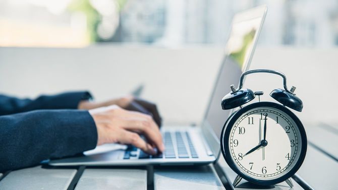 朝の8時にはノートパソコンで仕事を開始