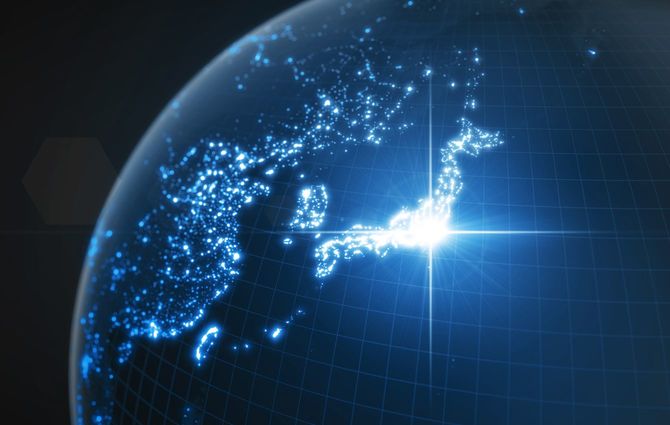 日本のパワー、東京のエネルギー・ビーム。照らされた都市および人口密度区域が付いている暗い地球儀。3dイラストレーション