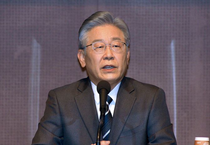 2021年11月10日、韓国・ソウルで記者会見する韓国与党「共に民主党」の大統領候補、李在明・前京畿道知事