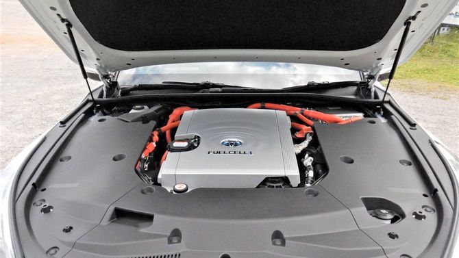 MIRAIのFCスタック類一式。車体中央に1本、後部に2本、計3本の水素タンクに水素を充填し750～850km走る