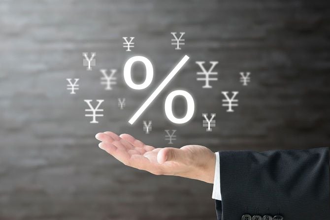 手のひらの上に円マークとパーセント記号