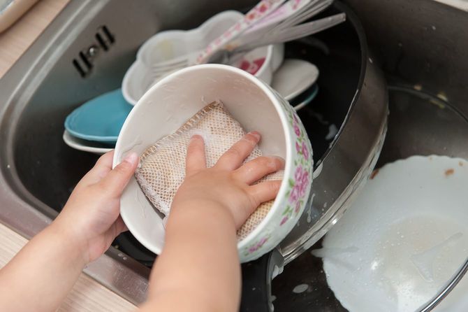 お皿を洗う子供