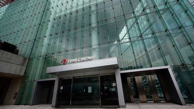 新型コロナウイルスの感染拡大による緊急事態宣を受け、全劇場の営業を休止したTOHOシネマズ（東京都港区）＝2020年4月17日