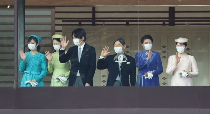 天皇誕生日の一般参賀で手を振られる天皇、皇后両陛下と長女愛子さま、秋篠宮ご夫妻と次女佳子さま。2023年2月23日午前、皇居