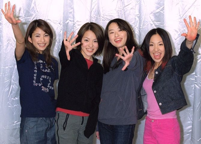 お別れ会見で笑顔を見せる(左から)上原多香子、今井絵理子、島袋寛子、新垣仁絵さんらSPEEDのメンバー=2000年3月31日午後、東京都江東区のテレビ朝日東陽町放送センター