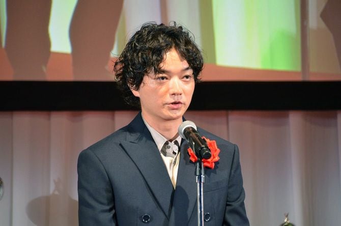 第41回「ATP賞」の特別賞を「NHK 放送100年プロジェクト」が受賞し、代表してあいさつをする大河ドラマ「べらぼう~蔦重栄華乃夢噺~」で喜多川歌麿役を務めた俳優の染谷将太さん=2025年7月24日、東京都港区