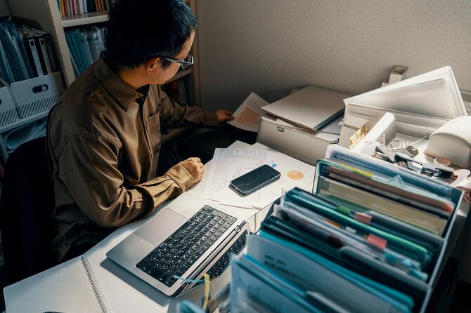 オフィスで作業する中年男性