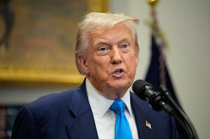 2025年7月30日、ホワイトハウスのルーズベルト・ルームで議会法案に署名するドナルド・トランプ大統領。