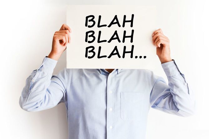 BLAHと書かれた紙を持つ人