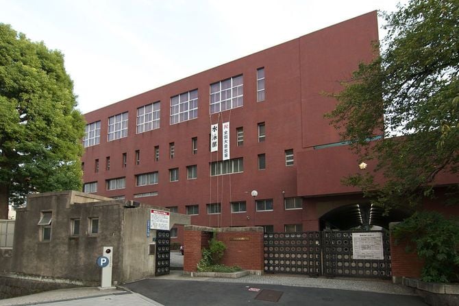 都立日比谷高校通用門と校舎、東京都千代田区永田町