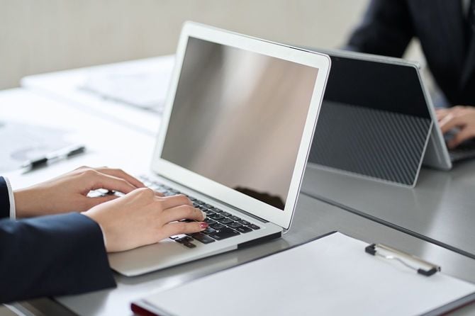 ノートパソコンを操作するビジネスパーソン