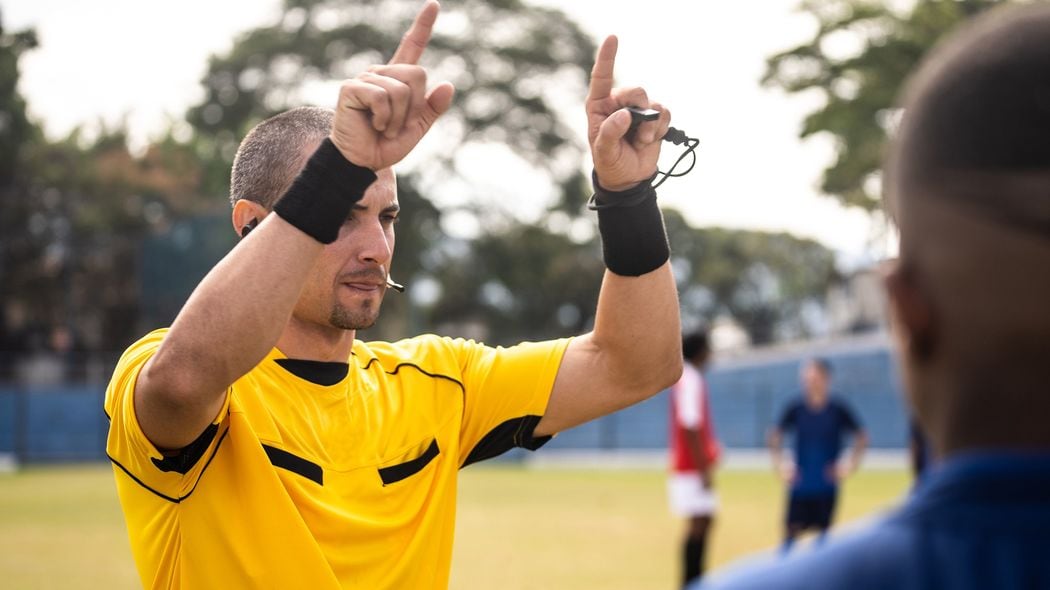 今こそスポーツには｢人間臭い審判｣が必要だ…｢ビデオ判定｣で誤審を駆逐してもなお残る｢後味の悪さ｣の正体