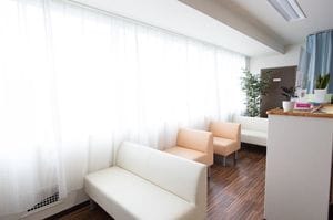 89歳のときに開業したクリニック。待合室は窓が大きく明るい雰囲気。