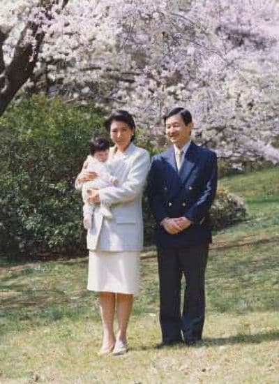 幼い愛子さまを抱く雅子妃(現・皇后)と徳仁親王(現・第126代天皇)