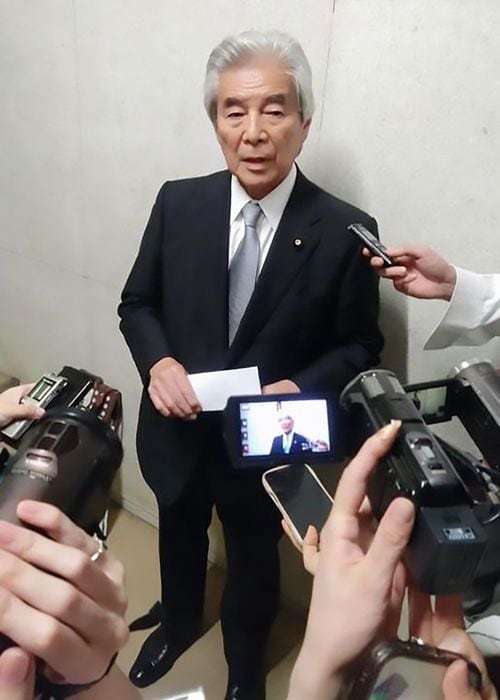 自民党本部で記者団の取材に応じる中曽根弘文憲法改正実現本部長=2026年6月29日午後、東京・永田町