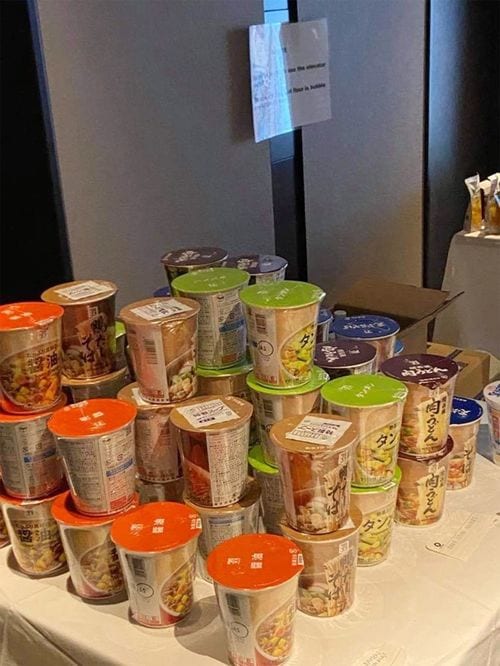 会期の後半もカップ麺が用意された。「鴨だしそば」もあったが外国人選手には中身が分からない人もいたようだ