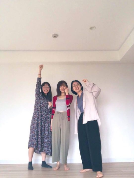 社員は石根さん含めて4人。ほか専門分野別に10人ほどの外部協力体制を敷く。