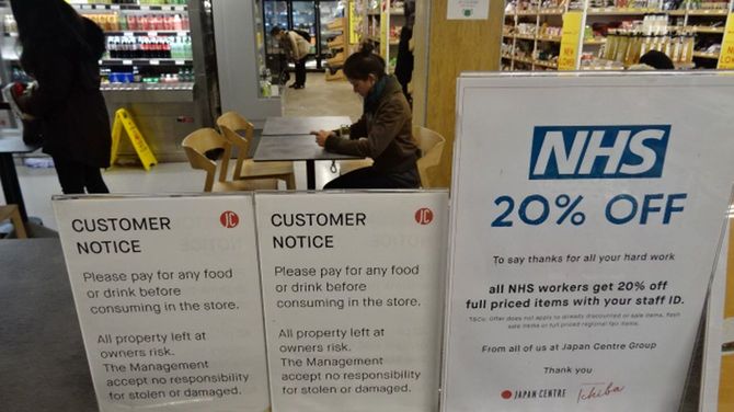 ロンドン市内の日本食料品店にある張り紙。「NHS職員は2割引き」と書かれている。