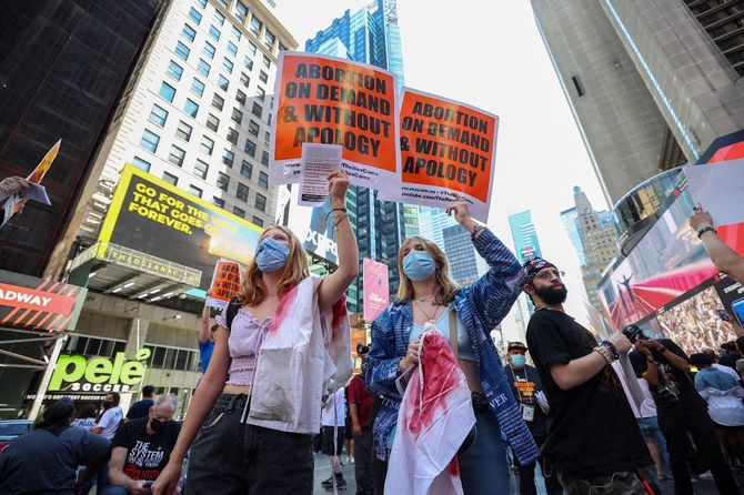 2021年9月4日、アメリカ・ニューヨークのタイムズスクエアで、テキサス州の法律が中絶を禁止したことに抗議する人々が集まっている