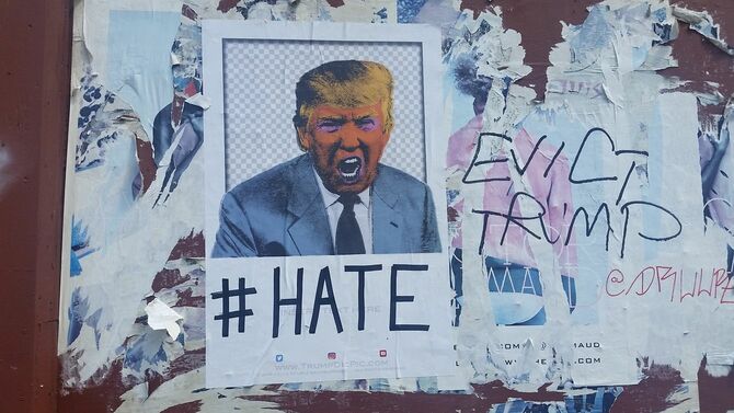2016年6月29日、マンハッタンのチェルシー地区に貼られた、ドナルド・トランプに「#Hate」の文字が書きこまれたポスター
