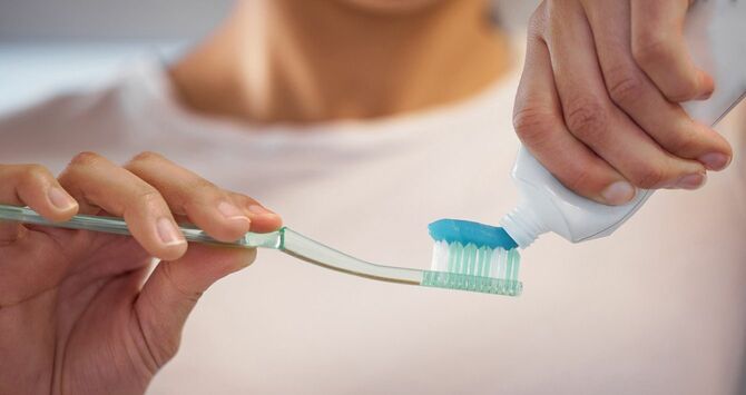 歯みがき粉を歯ブラシにつける人