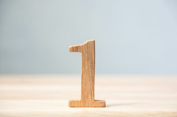 数字の1の形の木製ブロック