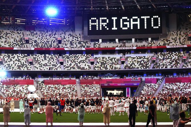 閉会式のフィナーレで場内に表示された「ARIGATO」の文字＝2021年8月8日、東京・国立競技場