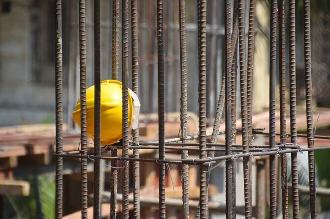 建設現場で労働者が残した黄色のヘルメット