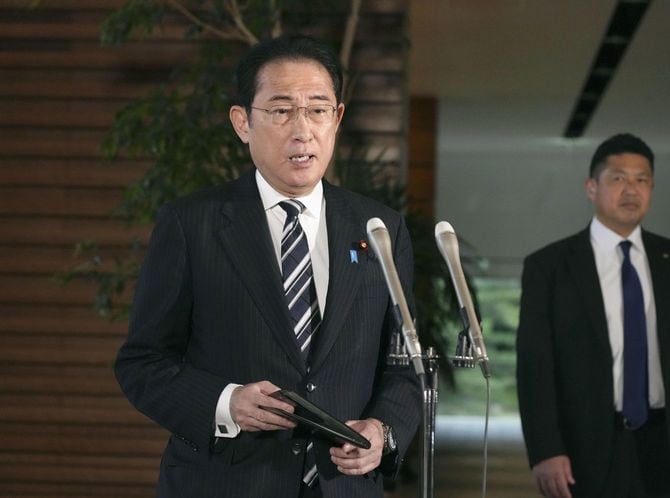 政治資金規正法改正案の衆院通過を受け、記者団の取材に応じる岸田首相＝2024年6月6日午後、首相官邸