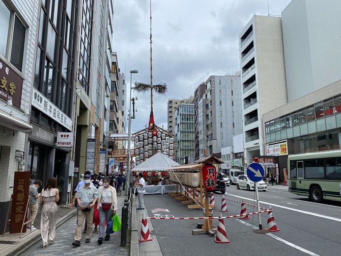 送り火とともに実施される幽玄な精霊流し。広沢池にて