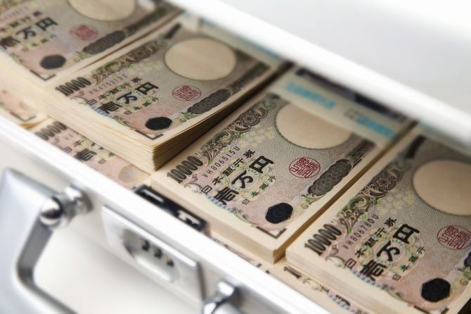 アタッシュケースにぎっしり詰まった札束