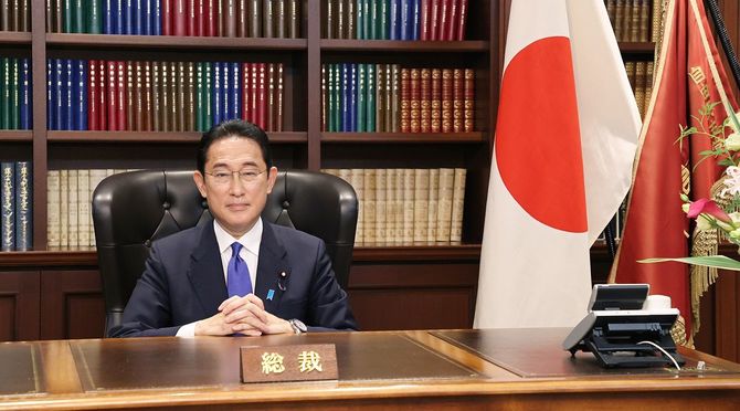 自民党総裁選/総裁室に座る岸田新総裁