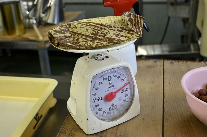 目分量で包装紙含め、ぴったり200gに仕上げる職人技