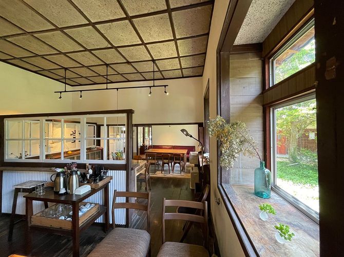 「和風モダン」を感じさせる、まめな食堂の内部