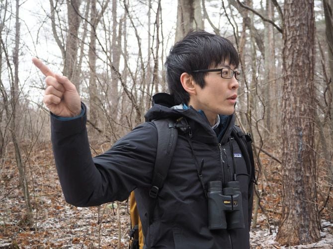 鳥の鳴き声を解説する鈴木さん