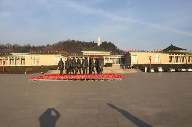 東洋風の八路軍太行記念館。屋根一面にびっしりと赤旗が立ち並ぶ