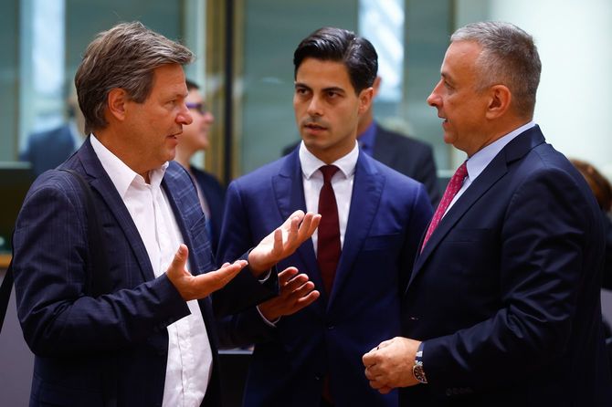 欧州理事会のエネルギー担当閣僚会議で、オランダ、チェコの両閣僚と話すドイツのロベルト・ハーベック経済・気候保護相（左）＝2022年7月26日、ブリュッセル