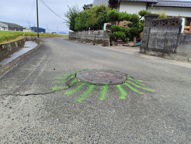 地震の影響で盛り上がったマンホールには印がつけられている