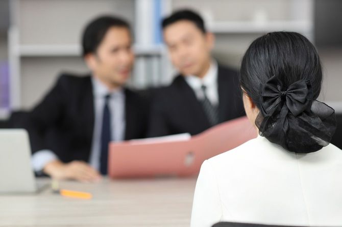 面接に来た女性と対面の二人の面接官