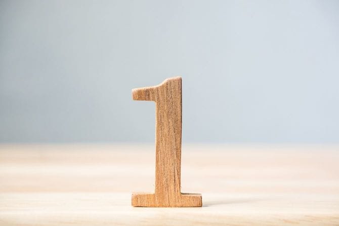 数字の1の形の木製ブロック