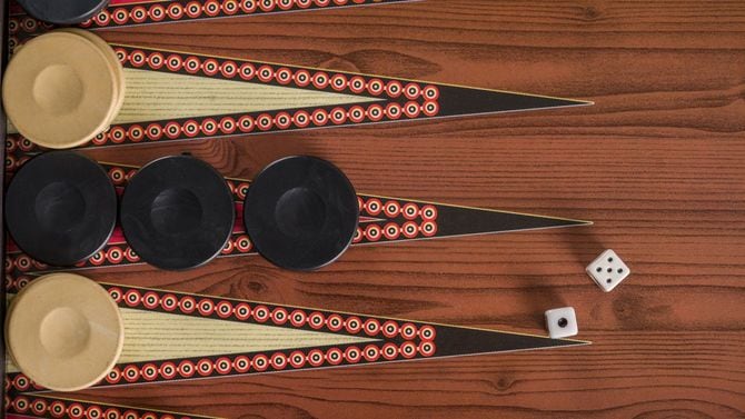 バックギャモンの盤とサイコロ